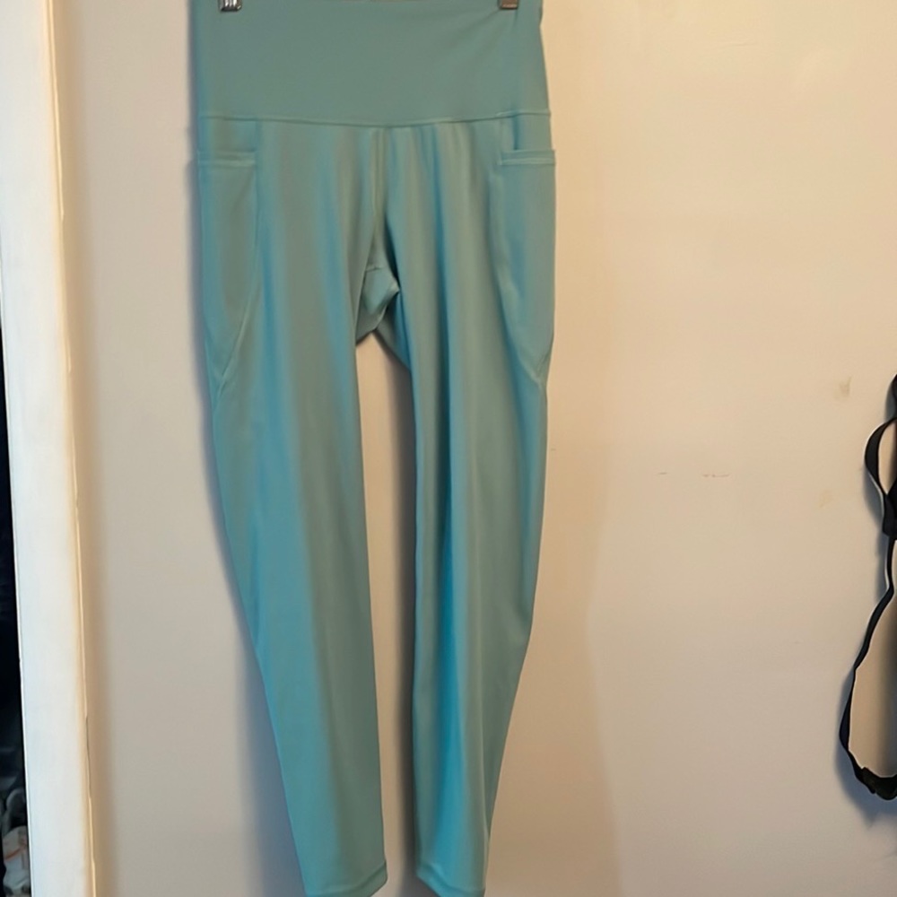 Teal 7/8 Old Navy Active Leggings. Size M.